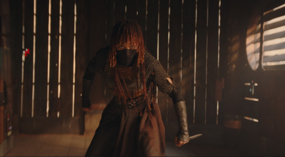 Mulher em pé na frente de um prédio

Descrição gerada automaticamente