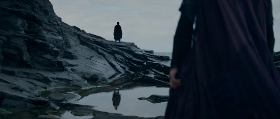 Pessoa em pé em frente a água

Descrição gerada automaticamente