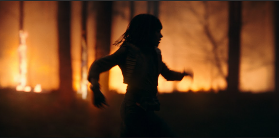 Uma imagem contendo escuro, fogo, frente, rua

Descrição gerada automaticamente