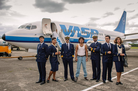 Pessoas em pé em frente a avião

Descrição gerada automaticamente