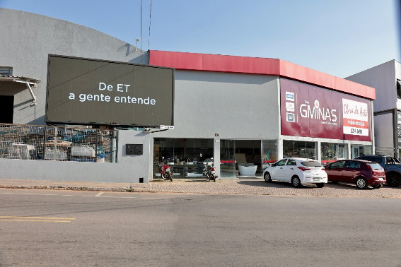 Frente de loja com cobertura de entrada de estabelecimento

Descrição gerada automaticamente